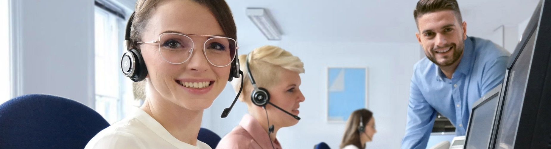 Service Mitarbeiterin schaut freundlich